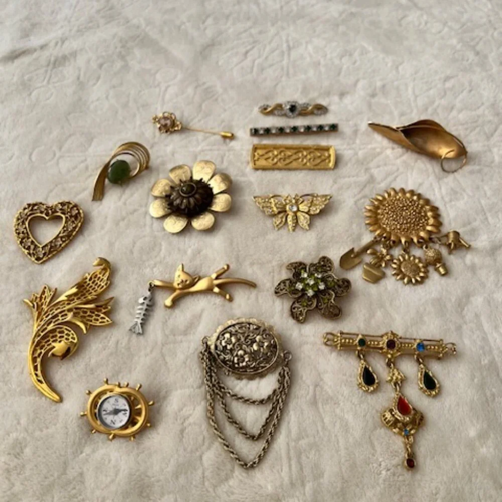 Vintage Fashion Pin & Broach Lot #1 - 15 Retro Pins and Broaches Goldtone - Picture 1 of 2